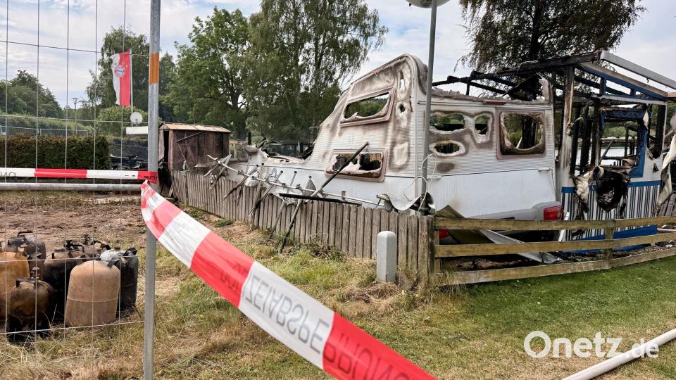 Bei einem Brand auf einem Campingplatz in Großkotzenreuth (Eschenbach) sind mehrere Wohnwagen komplett zerstört worden. Ein Mensch kam ums Leben. Bild: Gabi Schönberger