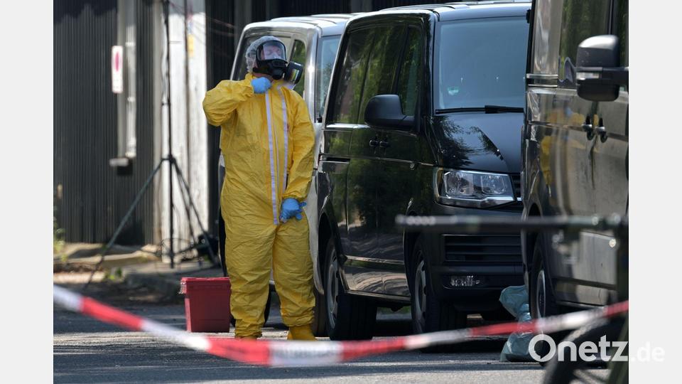 Mit Schutzanzug und Gasmaske: Zoll und Polizei durchsuchen ein mutmaßliches Drogenlabor im brandenburgischen Ludwigsfelde. Bild: Michael Bahlo/dpa