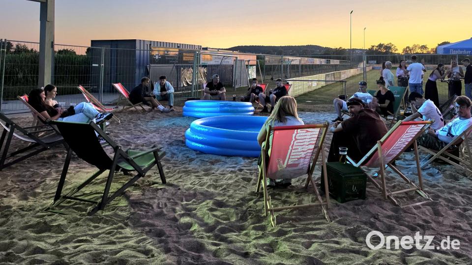 Die Gäste nahmen in den Liegestühlen im Sand gerne Platz um sich vom Feiern auszuruhen und ein Getränk zu genießen. Bild: Reinhard Kreuzer