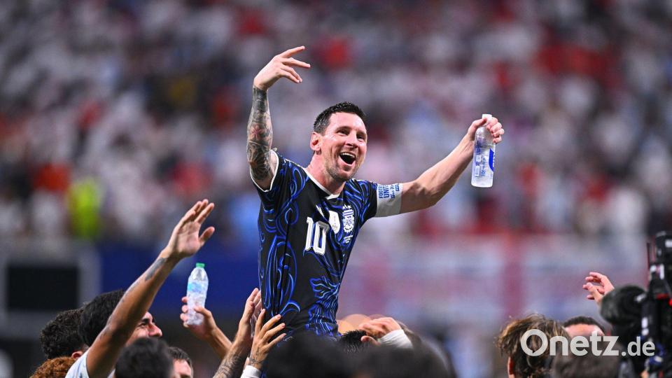 Lionel Messi wird auf Schultern getragen. Bild: Tom Weller/dpa