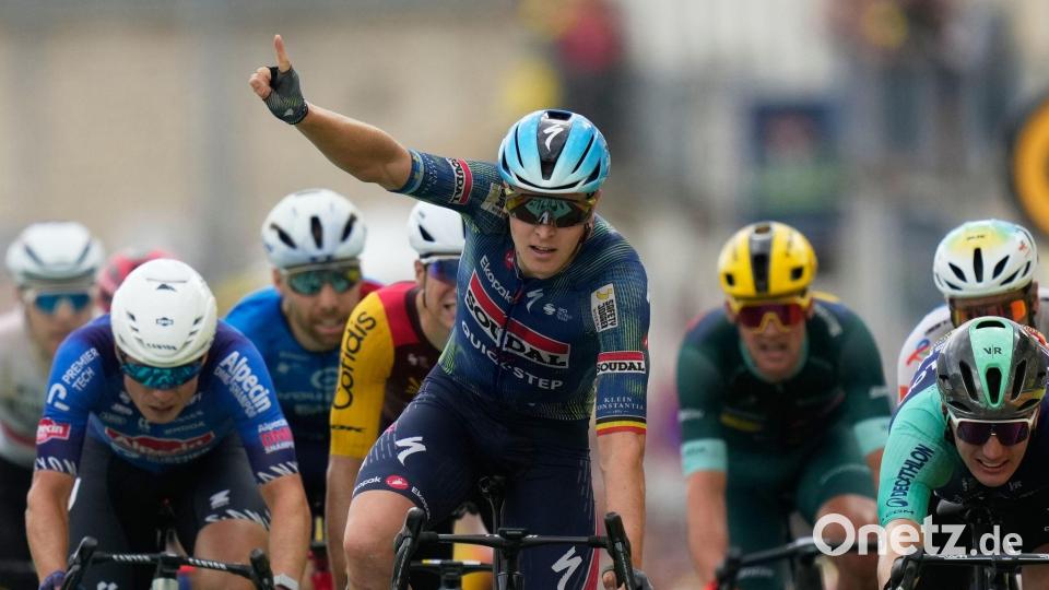 Tim Merlier holt seinen dritten Etappensieg bei der Tour 2026. Bild: Mosa'ab Elshamy/AP/dpa