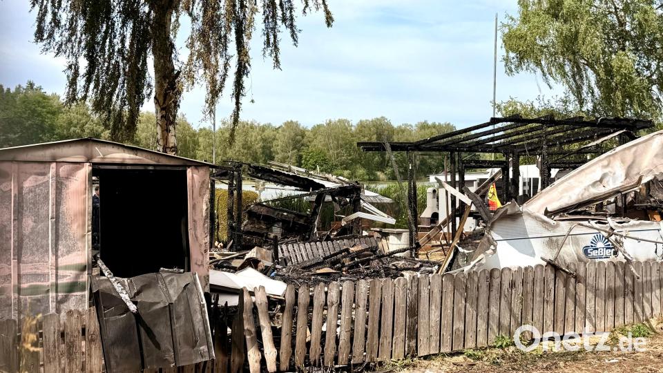 Laut Angaben der Polizei brannten bei dem Großbrand auf einem Campingplatz in Eschenbach mindestens fünf Wohnwagen komplett ab. Bild: Gabi Schönberger