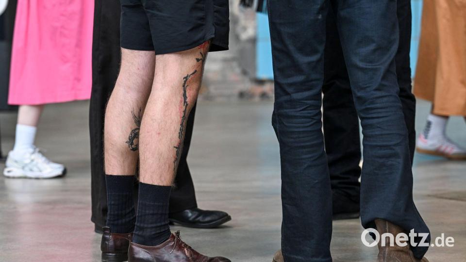 Kurze Hose und schwarze Socken geht auch - Aufnahme während der Berlin Fashion Week Anfang Juli. (Archivbild) Bild: Jens Kalaene/dpa
