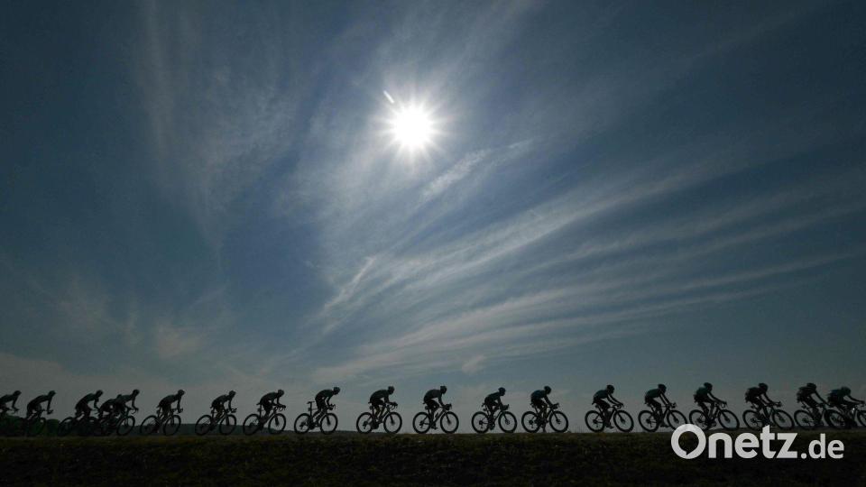 Das Fahrerfeld auf der 11. Etappe der Tour de France. Bild: Jeff Pachoud/AFP/dpa