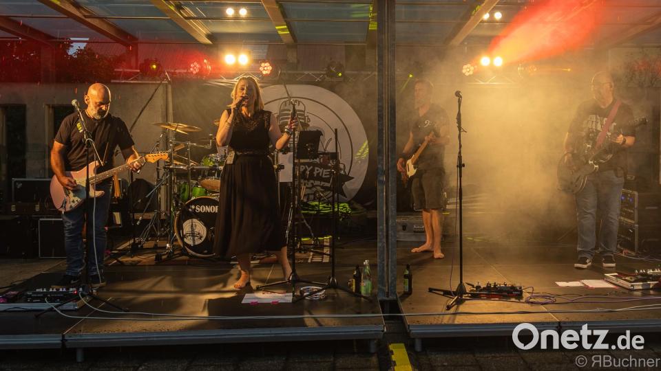 „Dry Cherry Pie" liefert bei der Sommerserenade in Altenstadt/WN drei Stunden Rock pur. Bild: Reinhold Buchner