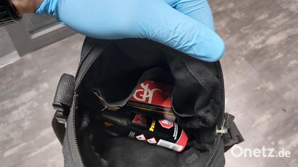 Der Jugendliche hatte das Pfefferspray in dieser Umhängetasche bei sich. Bild: Bundespolizeiinspektion Waldmünchen