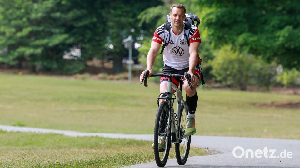 Manuel Neuer, „die Wade der Nation“ - der Torhüter kommt auch mal mit dem Fahrrad zum Training. (Archivbild) Bild: Jan Woitas/dpa