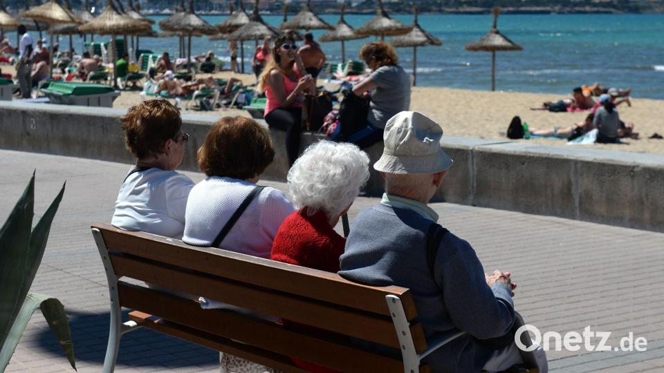 Nicht immer zieht es Menschen in Rente wie hier direkt nach Mallorca. Der Trend zur Frührente war zuletzt aber ungebrochen. (Archivfoto) Bild: Jens Kalaene/dpa-Zentralbild/dpa
