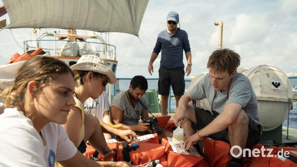 Der Film „23 000“ Leben erzählt von jungen Leuten, die eine Mission zur Rettung von Geflüchteten im Mittelmeer starten, mit Louis Hofmann (r) in einer Hauptrolle. Bild: Reiner Bajo/Netflix/dpa