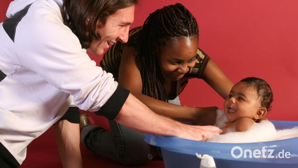 Vor 19 Jahren: Lamine Yamal als Baby mit seiner Mutter und Lionel Messi. (Archivbild) Bild: Joan Monfort/MONFJ/AP/dpa