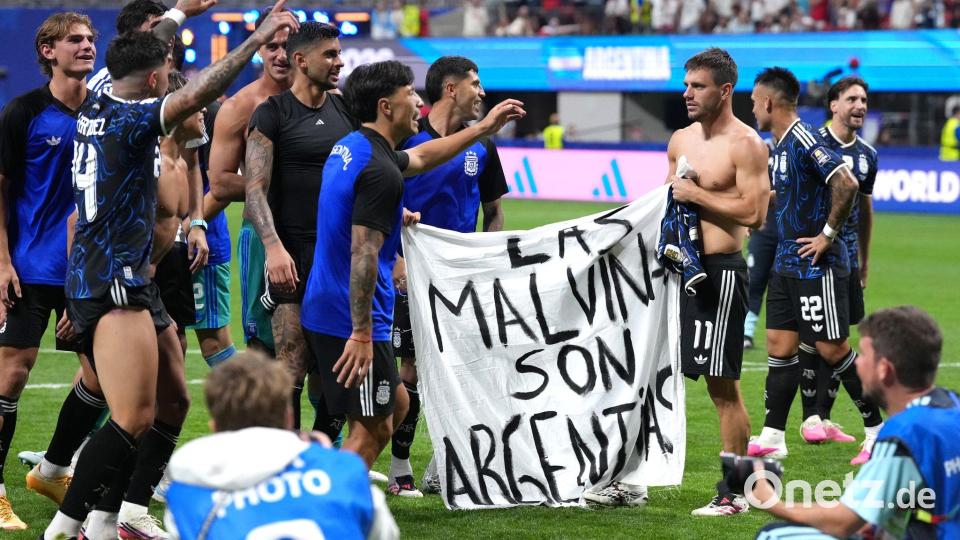 Argentiniens Spieler sorgen mit einem Transparent für Aufsehen. Bild: Nick Potts/PA Wire/dpa
