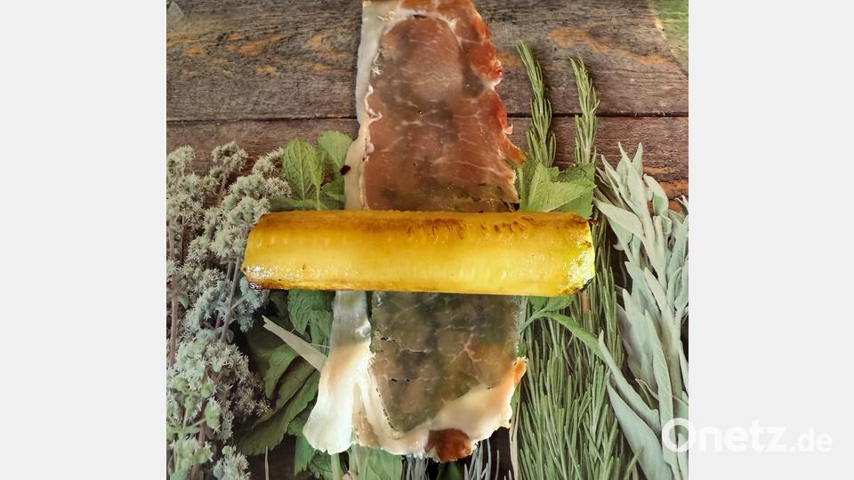 Die Zucchinirollen werden erst gebraten, dann in Schinken gewickelt und anschließend noch einmal in die Pfanne oder auf den Grill gelegt. Bild: Ilse Hauer