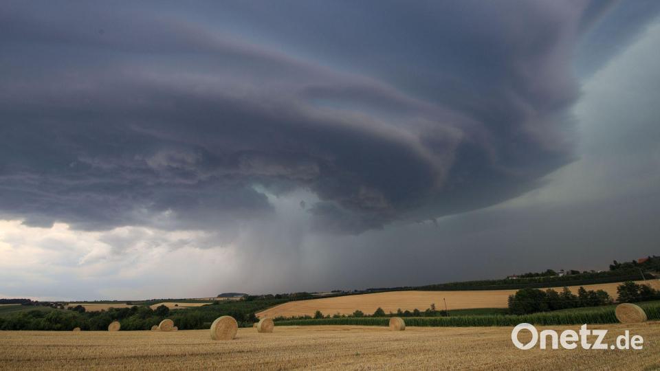Bedrohliche Gewitterwolken verdunkeln den Himmel über Winnenden. Bild: Alexander Wolf/onw-images/dpa