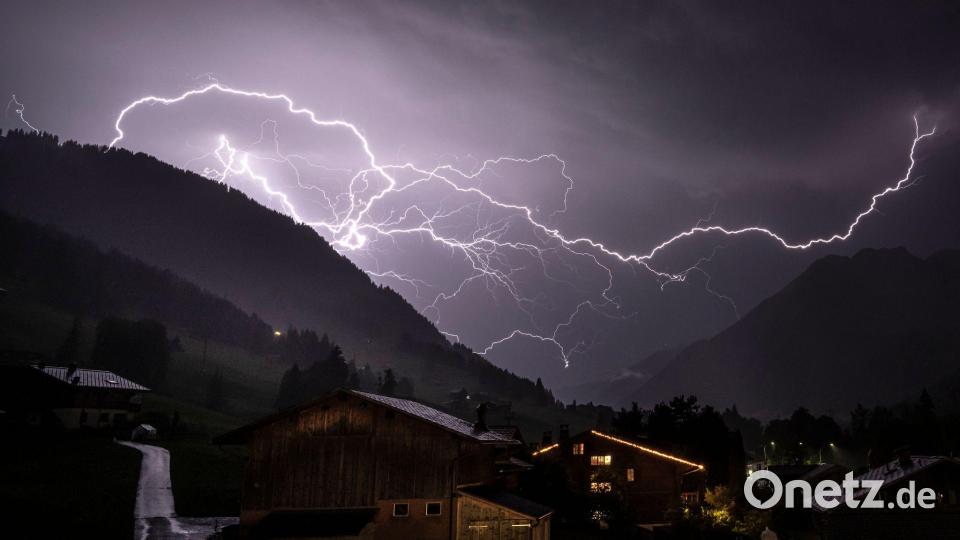 Lichtgewitter: Blitze leuchten am Himmel über dem Berner Oberland in der Schweiz. Bild: Anthony Anex/KEYSTONE/dpa