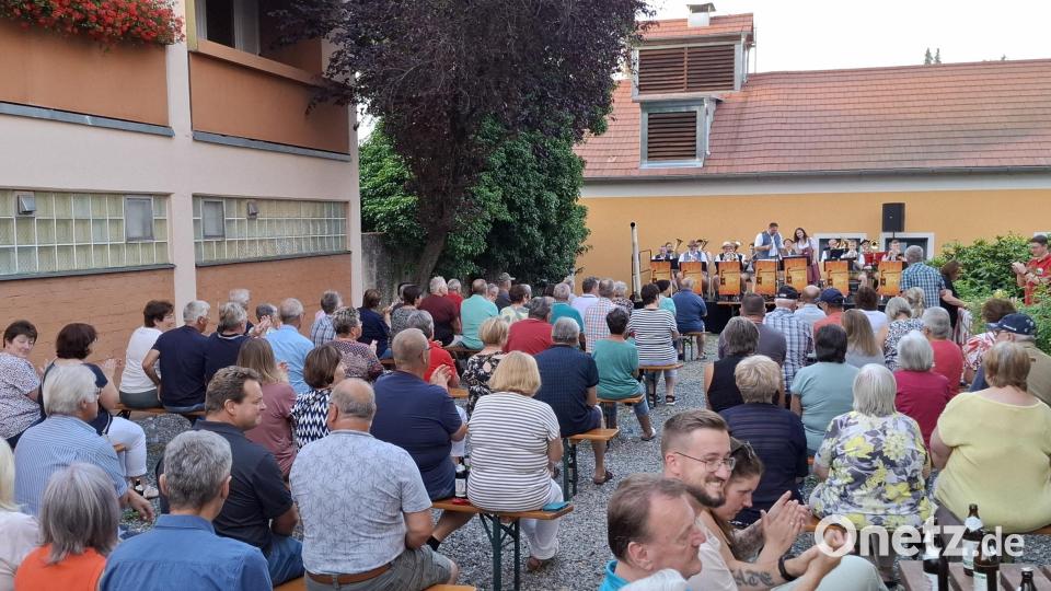 Die Besucher honorierten das vielfältige Musikangebot mit kräftigen Applaus. Bild: Karl Ziegler