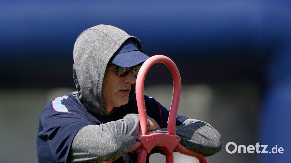 WM 2026: Englands Trainer Tuchel beobachtet vor Spiel um Platz drei das Training Bild: Charlie Riedel/AP/dpa