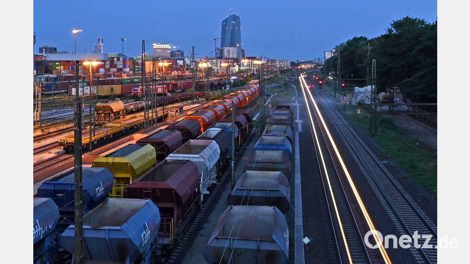 Güter gehören auf die Bahn! Ein Zug fährt im ersten Morgenlicht durch den Güterbahnhof in Frankfurt am Main Ost. Bild: Jennifer Brückner/dpa