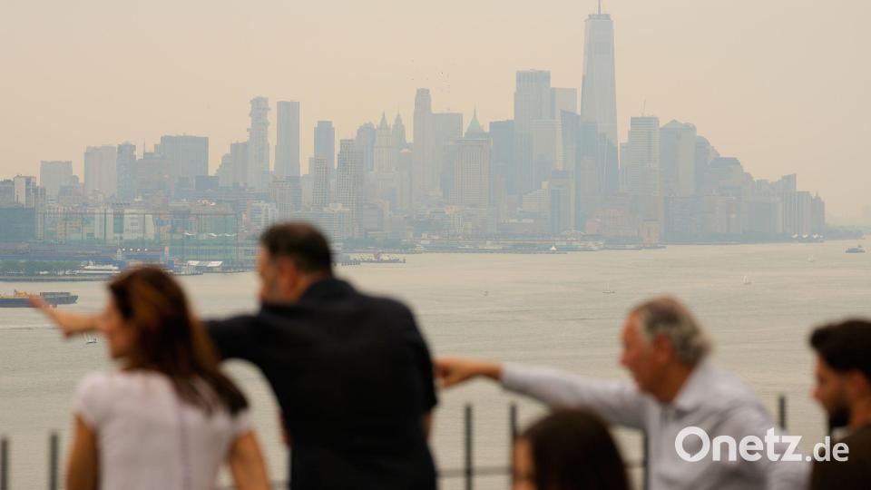 Die Skyline von New York City in Rauch gehüllt. Bild: Seth Wenig/AP/dpa