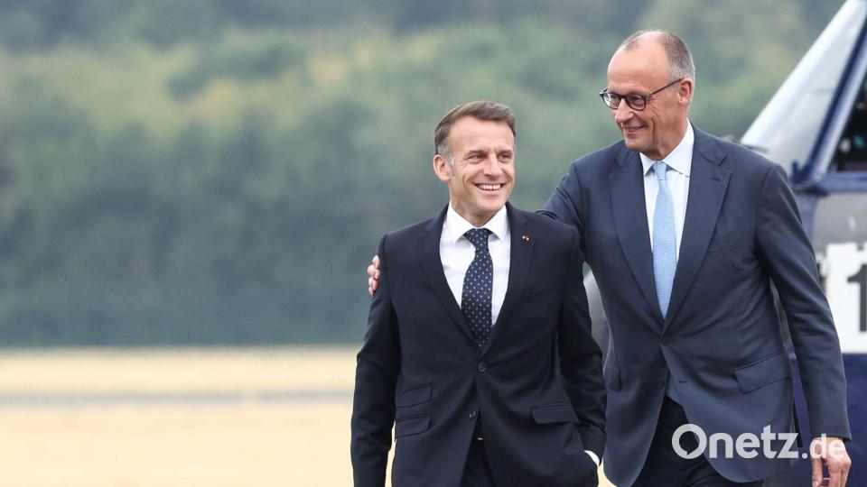 Frankreichs Präsident Macron und Bundeskanzler Merz kommen zum Deutsch-Französischen Verteidigungs- und Sicherheitsrat auf dem Fliegerhorst Nörvenich an. Bild: Rolf Vennenbernd/dpa