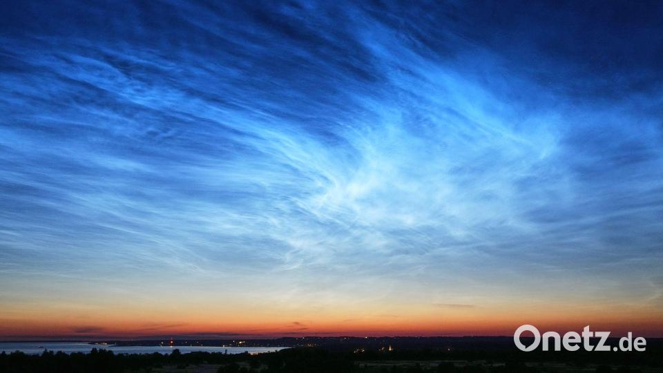 Leuchtende Nachtwolken sind über der estnischen Hauptstadt Tallinn zu sehen. Bild: Sergei Grits/AP/dpa