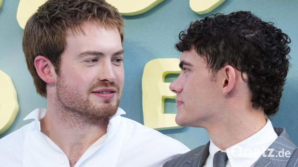 Kit Connor (links) und Joe Locke am 14. Juli bei der Premiere des Films „Heartstopper Forever“ in London. (Archivbild) Bild: Scott A Garfitt/Invision/AP/dpa