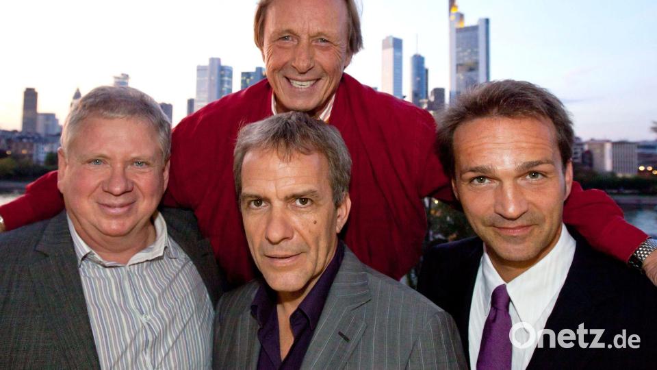 Da war die Serie 30 Jahre alt, im Jahr 2011: Claus Theo Gärtner (oben) alias Privatdetektiv Matula in Frankfurt mit seinen Kollegen Rainer Hunold (links), Paul Frielinghaus (Mitte) und Mathias Herrmann. (Archivbild) Bild: picture alliance / dpa
