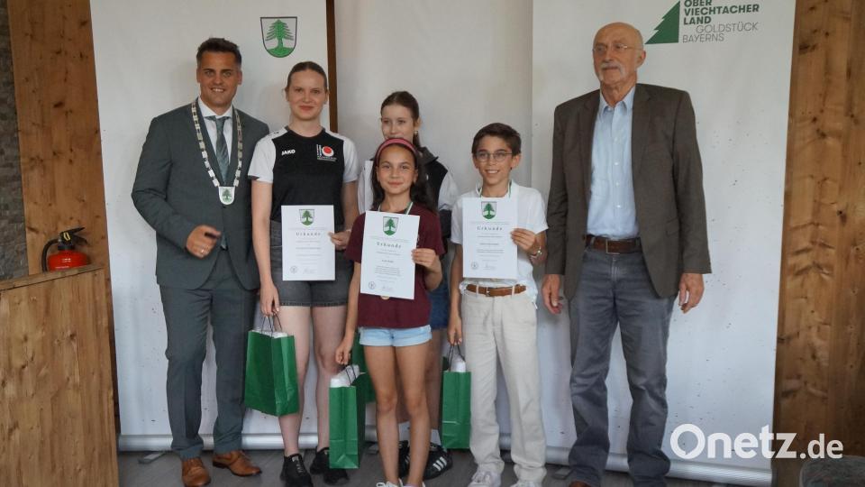 Erste Plätze bei Meisterschaften in Karate erzielten die jungen Mitglieder von Genbukan Karate. Bild: Elfriede Weiß