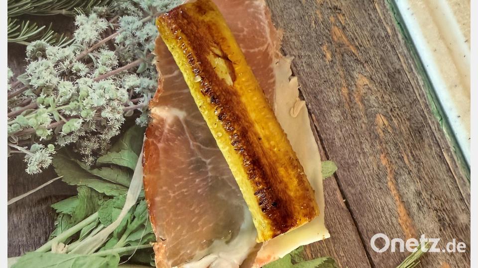Die gebratenen Zucchinirollen werden in Schinken gehüllt und kross herausgebraten. Bild: Ilse Hauer