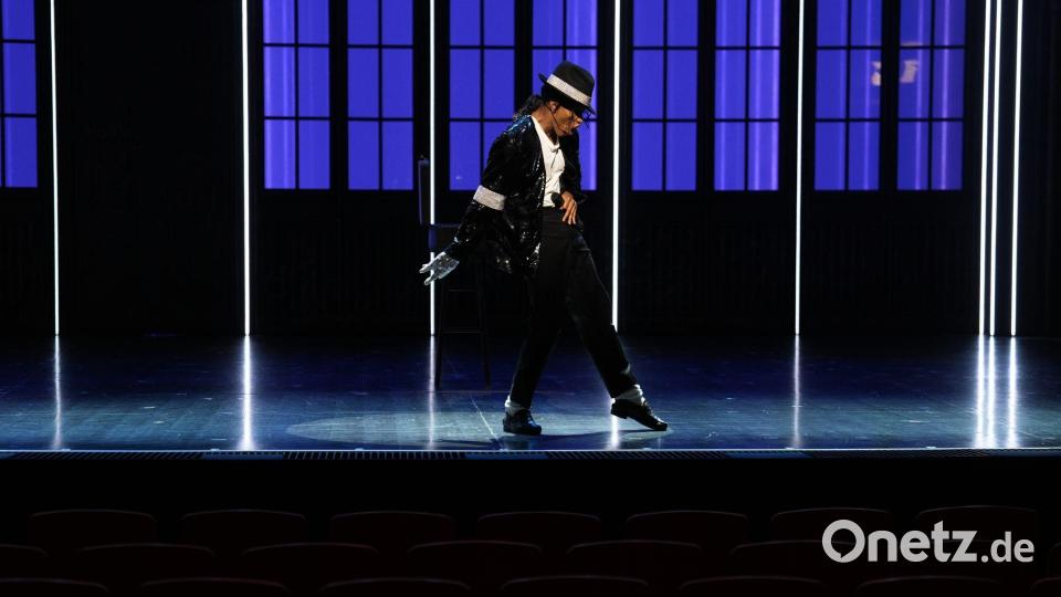 Benét Monteiro als Michael Jackson performt auf der Bühne „Billie Jean“. Bild: Marcus Brandt/dpa