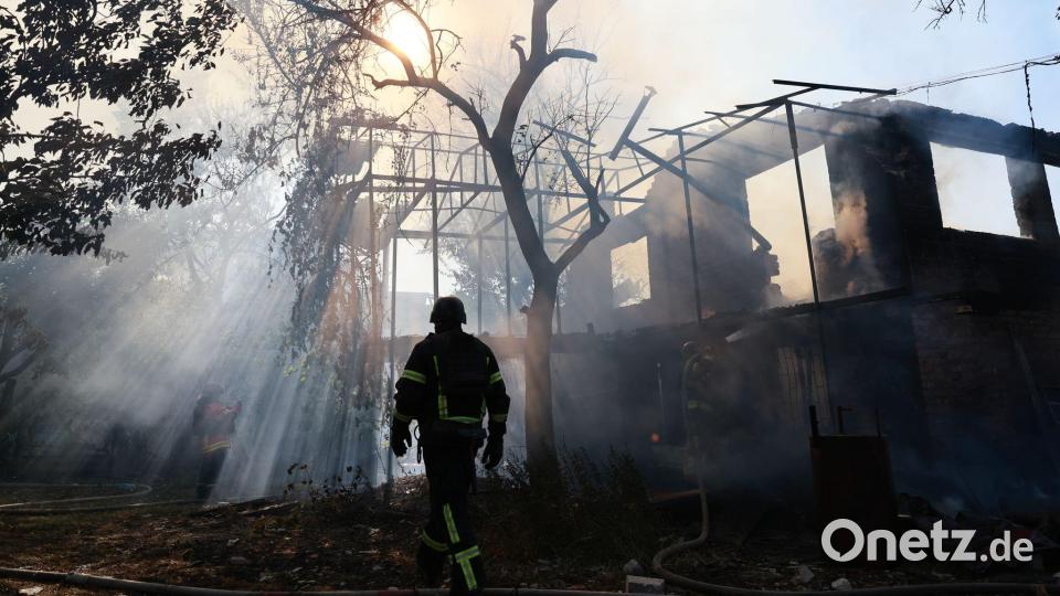 Ein Feuerwehrmann ist im Einsatz, nachdem eine russische Bombe ein Haus im ukrainischen Saporischschja getroffen hat. Bild: Kateryna Klochko/AP/dpa