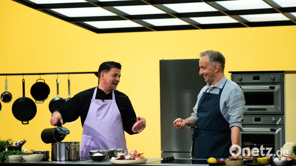 Abermals begrüßt Böhmermann darin prominente Gäste, um mit ihnen zu kochen. (Handout) Bild: Lennart Speer/ZDF/dpa