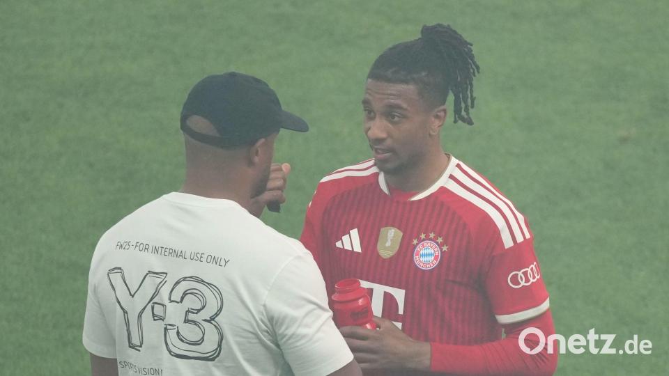 Wie sieht die gemeinsame Zukunft von Bayern-Coach Vincent Kompany (l) und Olise aus? (Archivbild) Bild: Soeren Stache/dpa