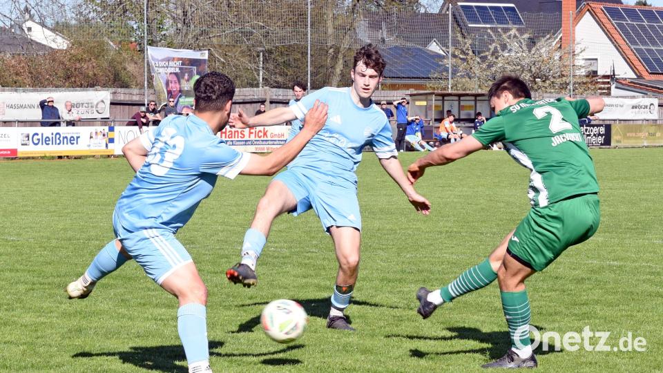 Der SV Mitterteich startet am Sonntag mit der Partie beim TSV Obernsees in die neue Saison. Im Vorjahr gewannen die Stiftländer beide Spiele mit 2:0. In dieser Szene schießt Jona Jackwert (rechts) im Heimspiel zum Endstand ein. Archivbild: Rudi Gebert