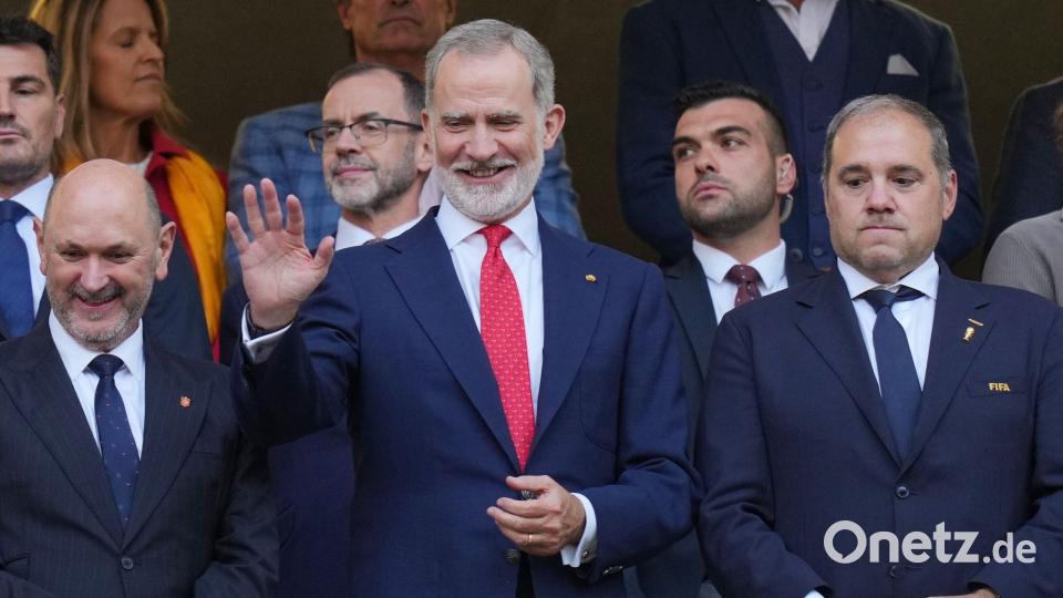 Die Rückkehr des Adels: König Felipe VI. (M). (Archivbild) Bild: Silvia Izquierdo/AP/dpa