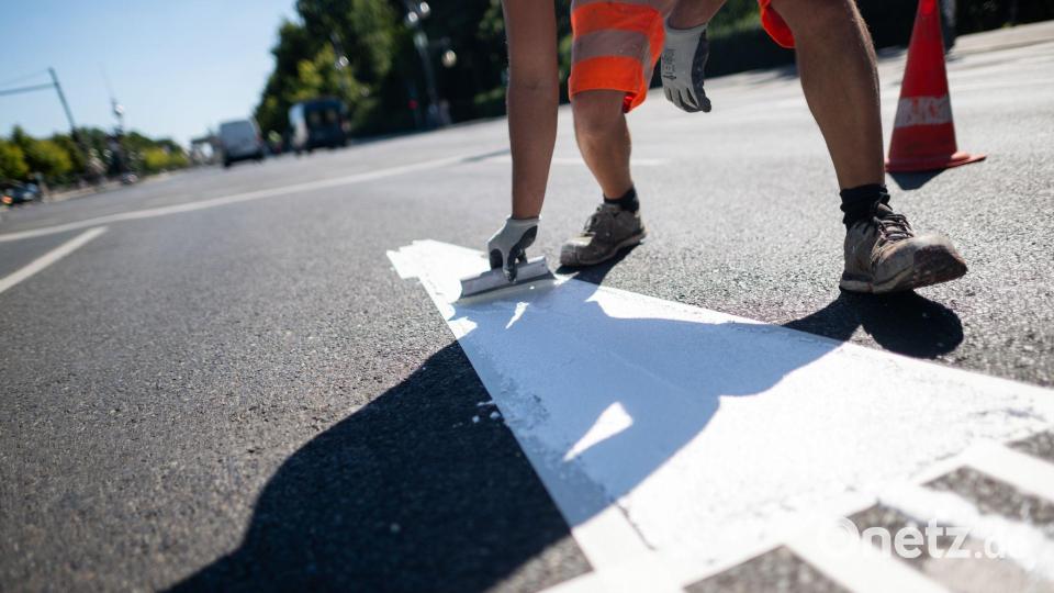 Auch im öffentlichen Dienst gibt es viele Beschäftigte, die im Freien arbeiten. (Symbolbild) Bild: Sebastian Gollnow/dpa