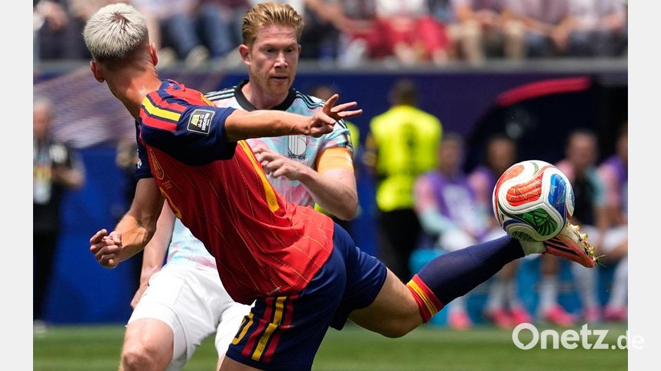 Herausragende Technik: Dani Olmo (vorn) gegen Kevin De Bruyne. (Archivbild) Bild: Lindsey Wasson/AP/dpa