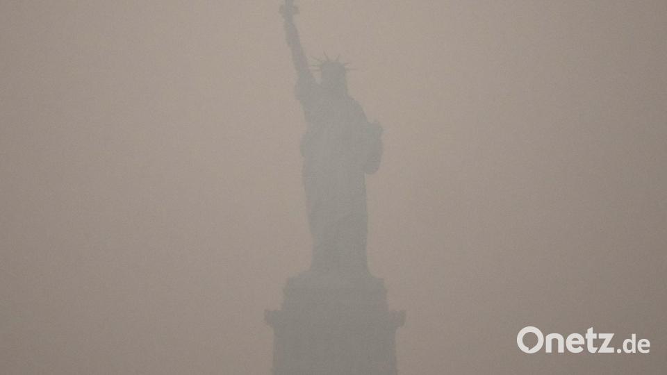 Die Freiheitsstatue war zwischenzeitlich kaum zu erkennen. Bild: Yuki Iwamura/AP