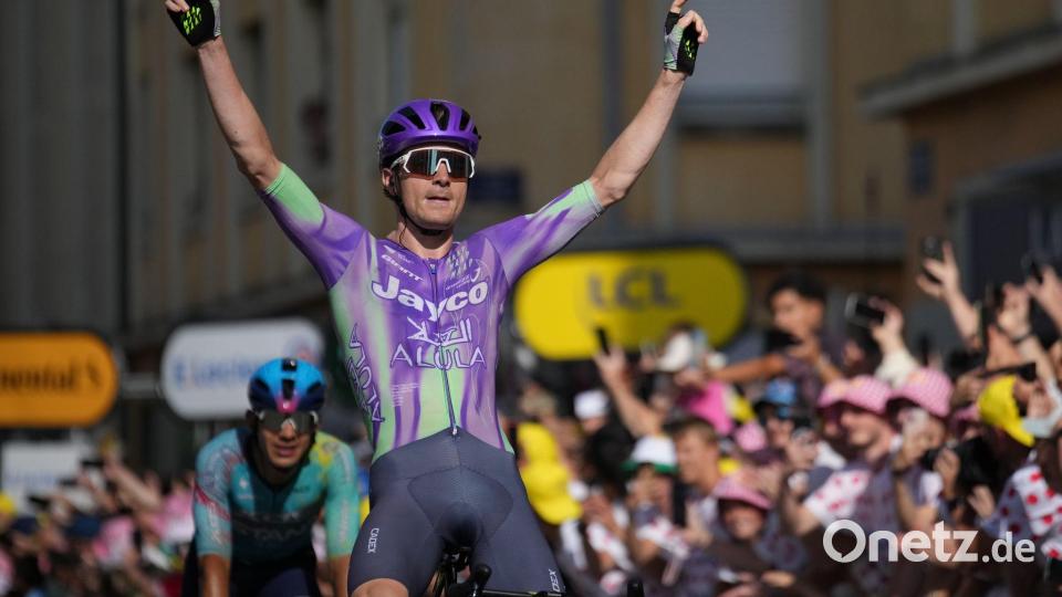Der Schweizer Mauro Schmid gewann die 13. Etappe der Tour de France. Bild: Mosa'ab Elshamy/AP/dpa