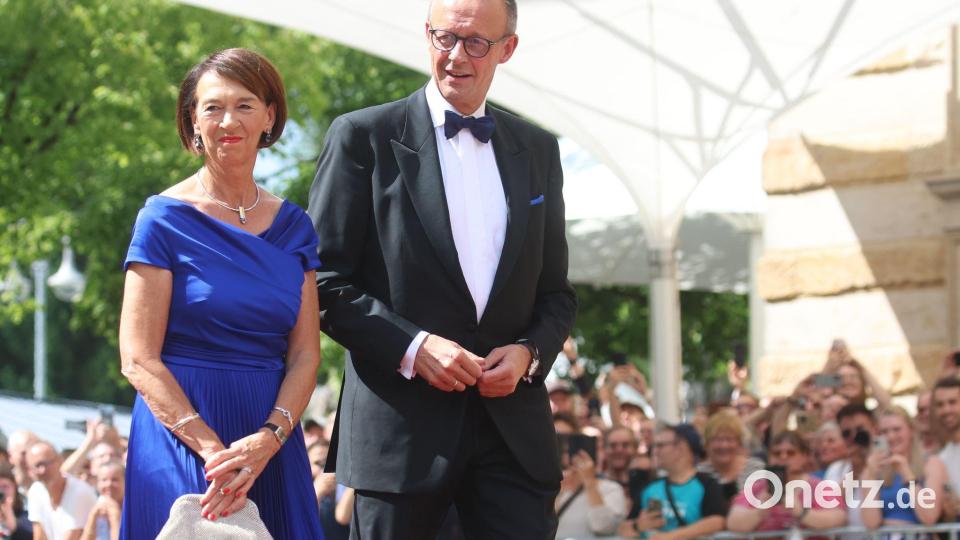 Merz und seine Frau waren im vergangenen Jahr dabei - und der Kanzler kommt erneut nach Bayreuth (Archivbild) Bild: Karl-Josef Hildenbrand/dpa
