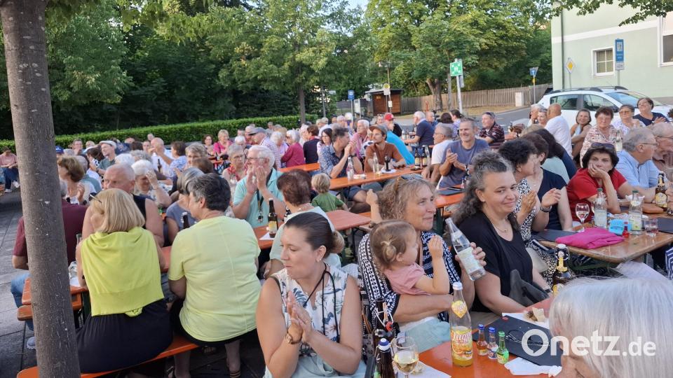 Gut 350 Leute sind zum Schirmitzer Dorfsingen gekommen und genossen einen lauschigen Sommerabend mitten im Ort. Bild: ise