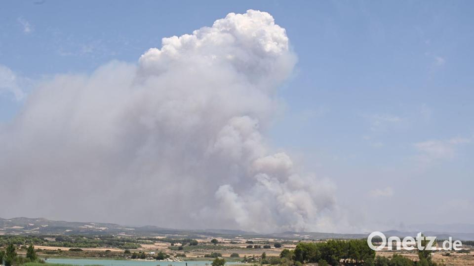 Die Flammen sind außer Kontrolle. Bild: Ramón Comet/EUROPA PRESS/dpa