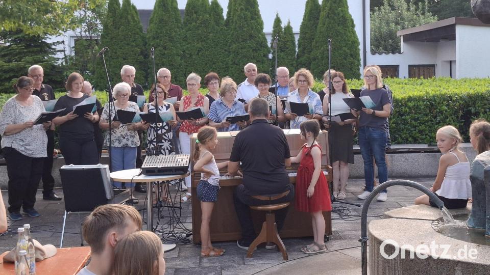 Auch der gemischte Kirchenchor trug zum Programm beim Dorfsingen bei. Bild: ise