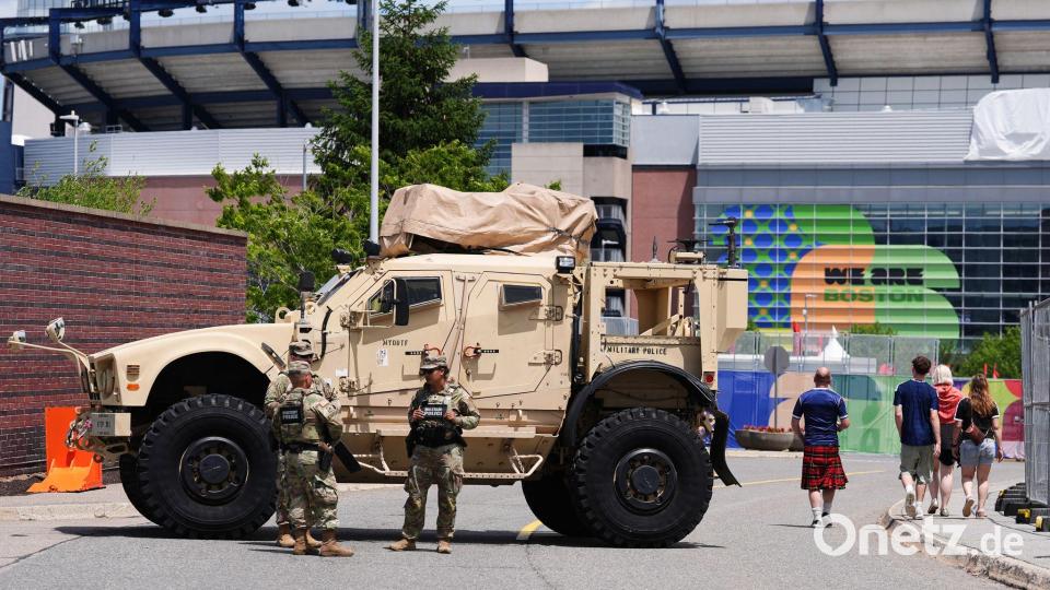 Militärpolizei sicherte die Zufahrten zum Boston-Stadion in Foxborough. (Archivbild) Bild: Martin Rickett/PA Wire/dpa