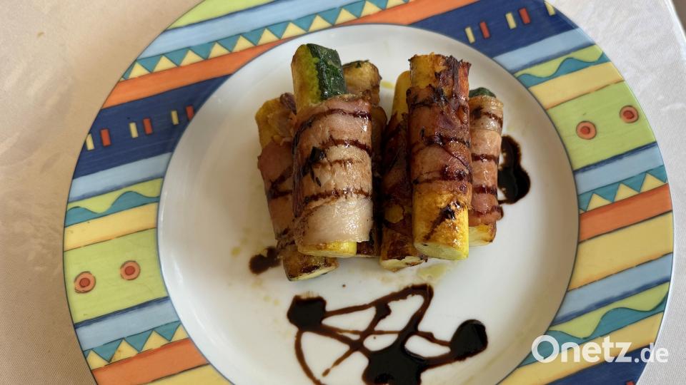Zweimal gebraten und mit Balsamico verziert werden Zucchini und Schinken ein sommerlicher Genuss. Bild: Ilse Hauer