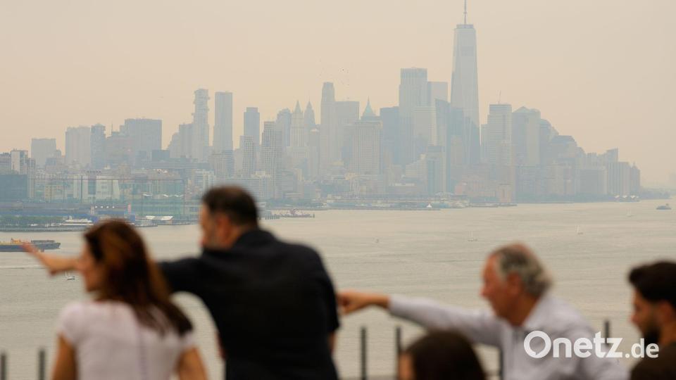 Rauch verhüllt die Skyline von New York. Bild: Seth Wenig/AP/dpa