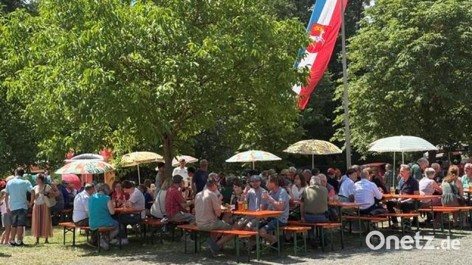 Das Gockerlfest zum 100. Jubiläum des Geflügelzuchtvereins Schnaittenbach-Hirschau fand auf dem Festplatz unter Bäumen statt. Bild: Reinhold Strobl