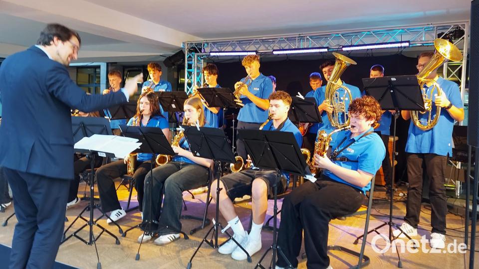 Bläser, Bass und Schlagzeug der OGO-BigBand beim Schlusspart des Sommerkonzerts. Bild: Georg Lang