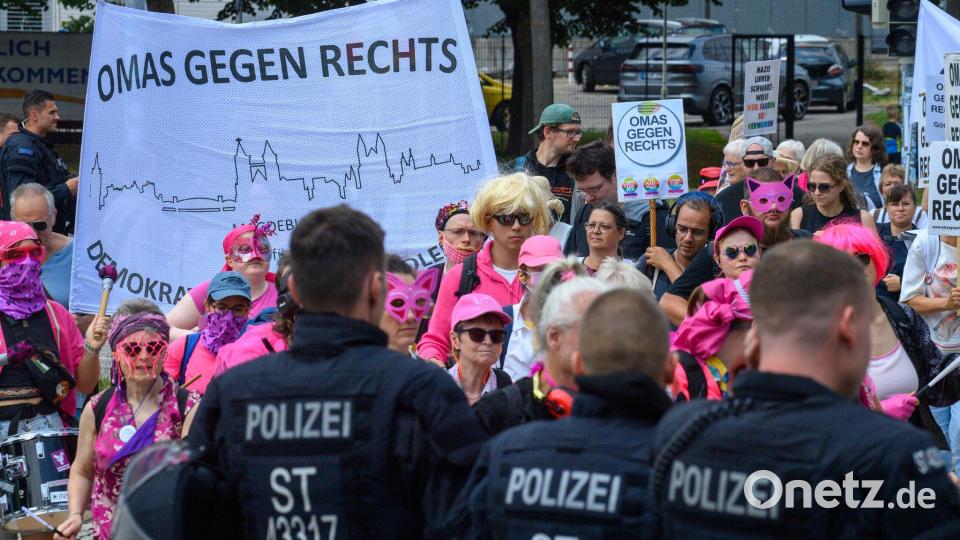 Die Gegendemonstration fand in einiger Entfernung der AfD-Veranstaltung statt, hinter einer Polizeiabsperrung. Bild: Klaus-Dietmar Gabbert/dpa