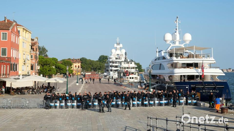 Die Polizei riegelte den Zugang zu der Jacht ab. Bild: Luca Bruno/AP/dpa