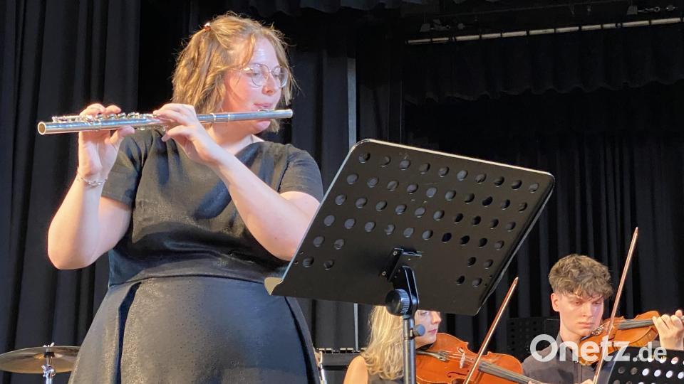 Solistin Eva-Maria Maunz mit ihrer Querflöte, begleitet von Streichern des Kammerorchesters. Bild: Raphael Haubelt